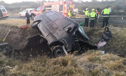 Mueren 12 personas por volcadura de camioneta en Lagos de Moreno, Jalisco