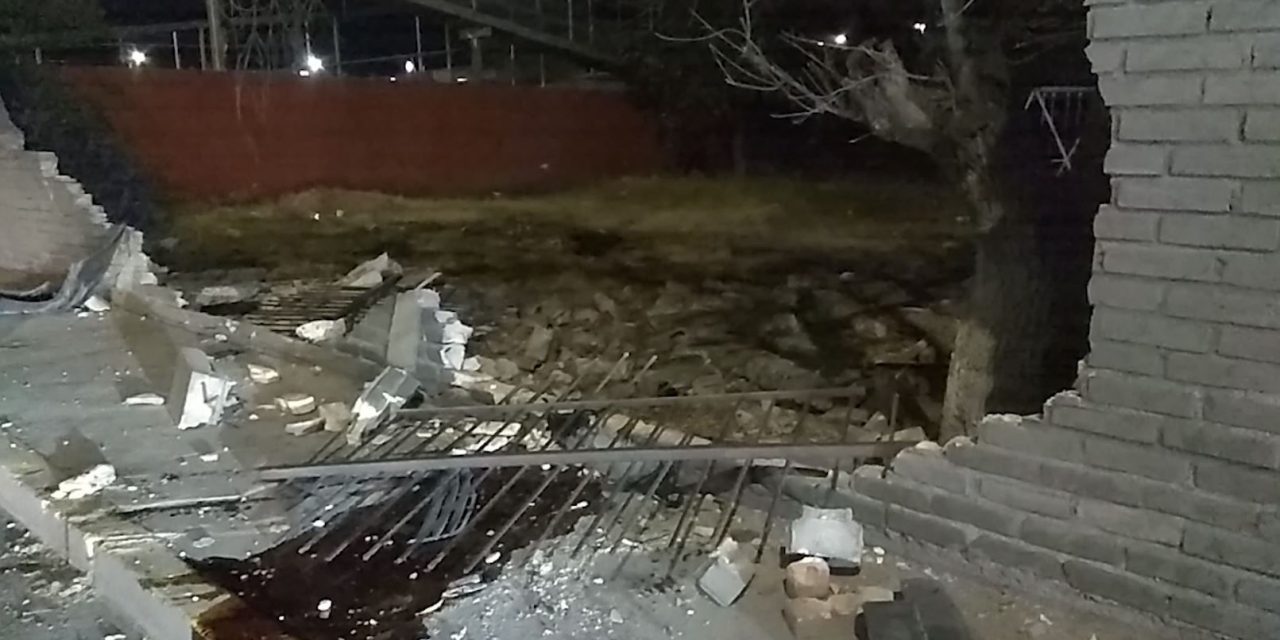 Derriba barda de Iglesia tras perder el control de su auto en Saltillo