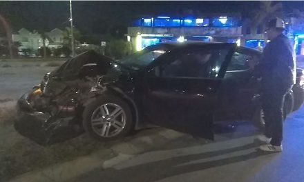 Joven alcoholizada pisa acelerador en lugar del freno y choca camioneta en Saltillo
