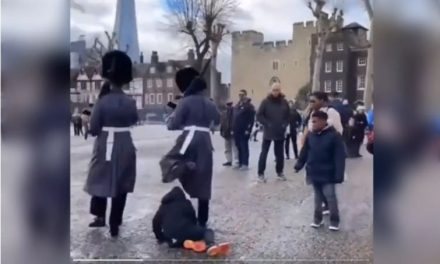 ‘No son atracción turística, son soldados de élite’; guardia Real que pisa a niño desata polémica (video)