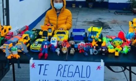 ‘Un Rey Mago chiquito’; niño saca sus juguetes y los regala a otros niños en Día de Reyes en Oaxaca