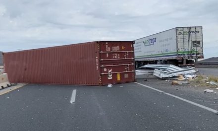 Tráiler pierde la carga en medio de la carretera por exceso de velocidad en Saltillo