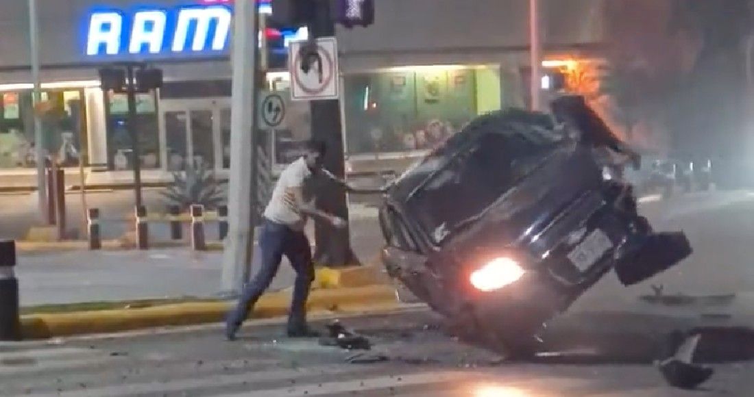 Hombre levanta su carro completamente solo luego de una volcadura en Nuevo León