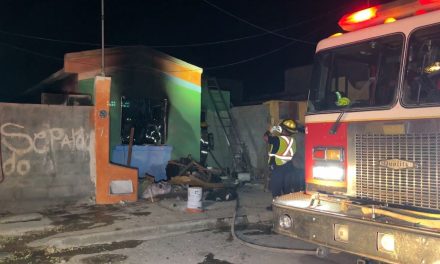 Incendio arrastra con domicilio; habría sido provocado en Saltillo