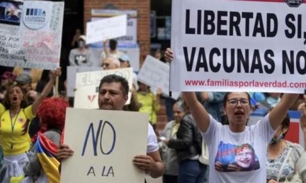 Antivacunas armados amenazan y secuestran a científicos que hacen vacunas anticovid