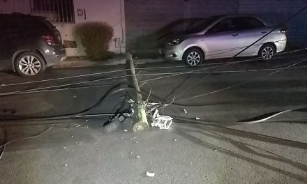 Joven conductor en estado de ebriedad derriba tres postes en Saltillo