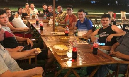 Jefe se gana el corazón de todos al ahorrar durante todo un año para llevar de vacaciones a sus empleados
