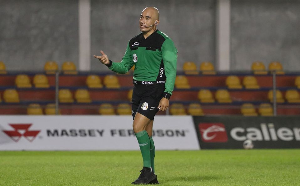 Árbitro detiene el partido porque estaba cansado… ‘Dejen me recupero cabro…’