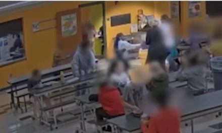 Maestra obliga a una alumna de 9 años a comer de un bote de basura