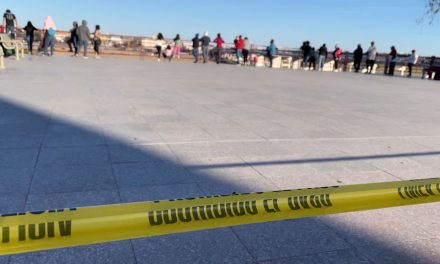 Confundidos y hacinados en casas abandonadas; migrantes sobreviven precariamente en la frontera