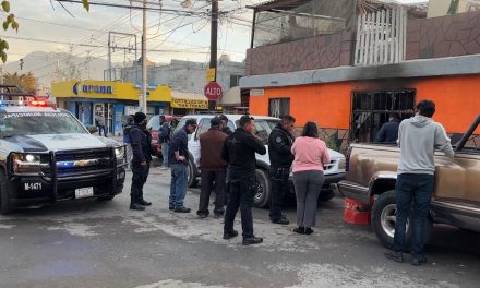 Voraz incendio consume casa; habitantes logran salir a tiempo en Saltillo