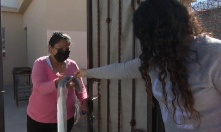 Continua Fundación RCG apoyando a la ciudadanía; entrega bastón a la señora Blanca