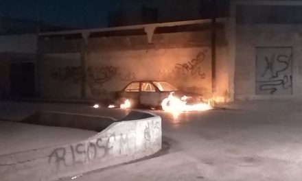 Auto es consumido en incendio en Saltillo, presuntamente fue provocado