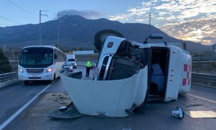 Vuelca camión de carga sobre la carretera Zacatecas