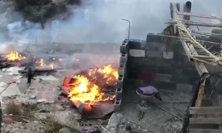 Padre se quema los pies por salvar a su hijo de las llamas de un incendio en Saltillo (Video)