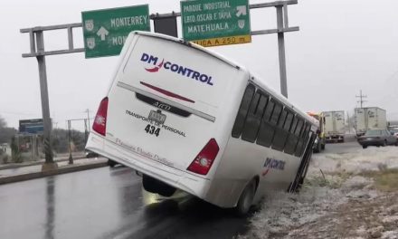 Pavimento con hielo y exceso de velocidad causan accidente en carretera Saltillo-Monterrey