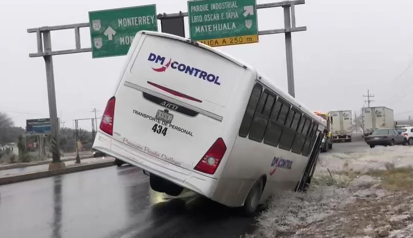 Pavimento con hielo y exceso de velocidad causan accidente en carretera Saltillo-Monterrey