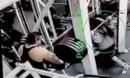Video. Captan los últimos momentos con vida de la mujer que le caen las pesas de 180 kilos en el gimnasio