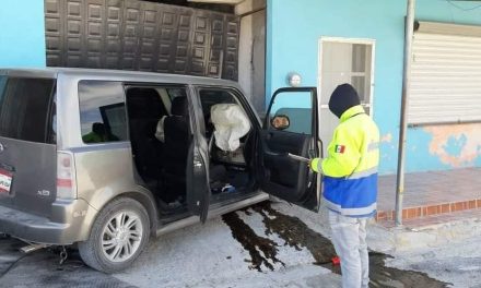 Mujer cacha a su esposo con la ‘querida’; los corretea por  todo Monclova y termina estampada