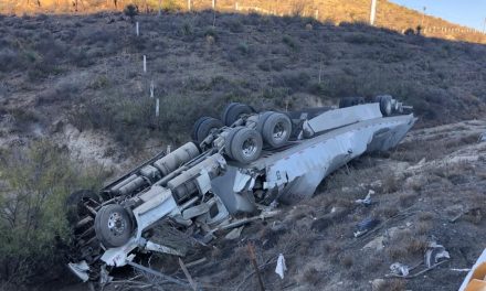 Trailero se queda dormido y se vuelca sobre la carretera a Monclova