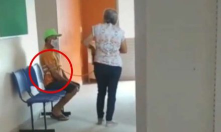 ¿El muñeco no se quiere vacunar? Esposa lo lleva amarrado para que lo ‘piquen’ contra el covid