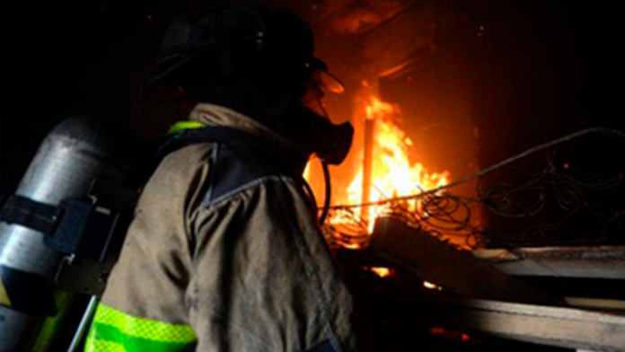 Abuelita llora desconsolada luego de que unos jóvenes le incendiaran su venta del día en Saltillo