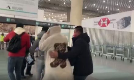Belinda reaparece en el aeropuerto tras su ruptura con Nodal (video)