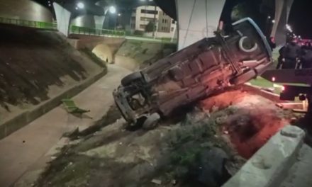 Hombre en estado de ebriedad se salva de una caída mortal tras un accidente en Saltillo