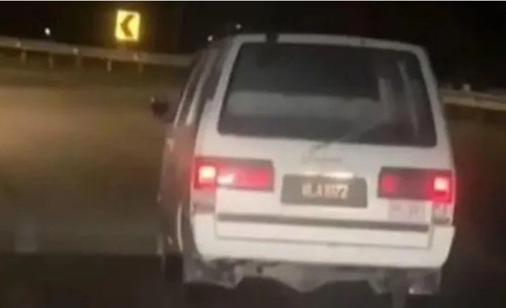Graban un auto conducido por un fantasma en Malasia