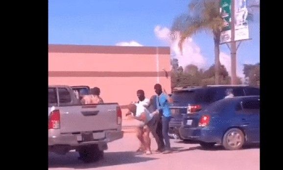 Con plena impunidad, grupo armado secuestra a tres personas en un centro comercial