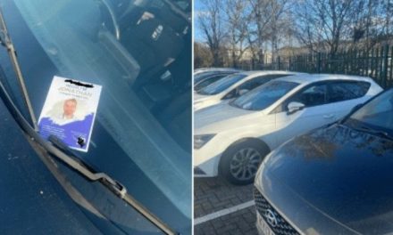 Joven imprimió folletos con su CV y lo puso sobre autos… consiguió un empleo