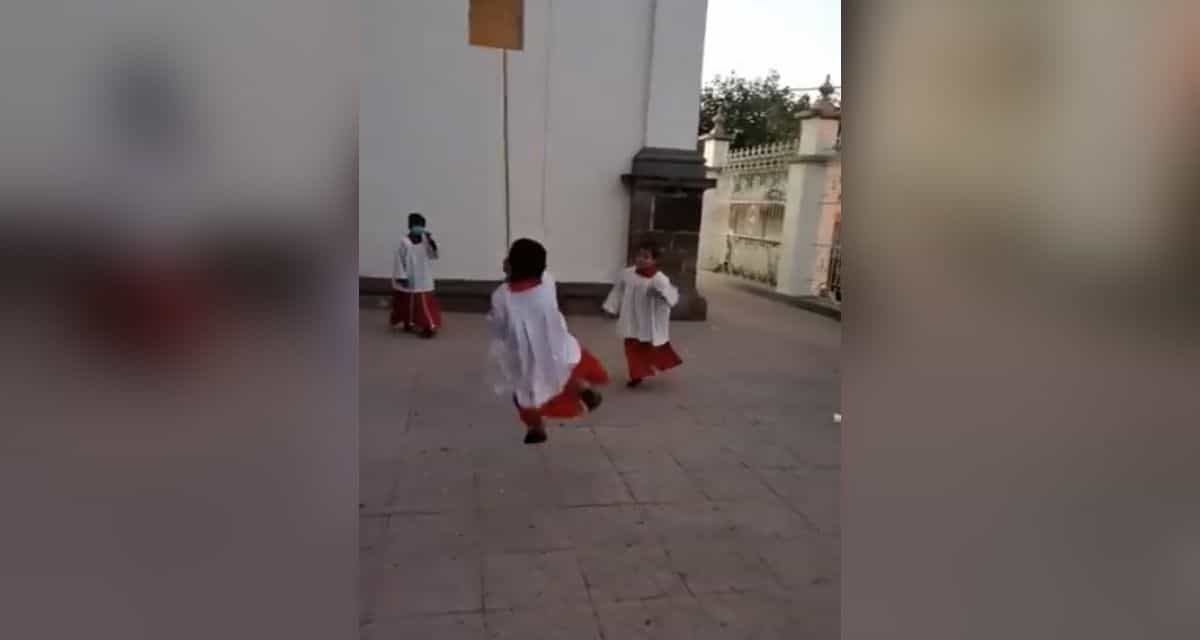 Monaguillos ‘voladores’ se hacen virales en redes