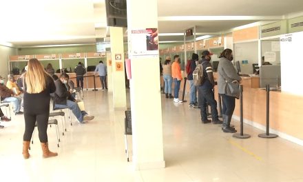 Automovilistas cumplen con canje de placas en Torreón