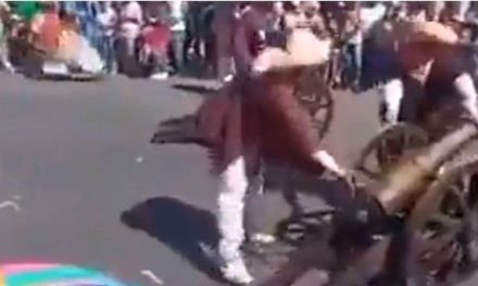 Cañón le explota en la mano a un hombre durante un carnaval en Puebla (video)