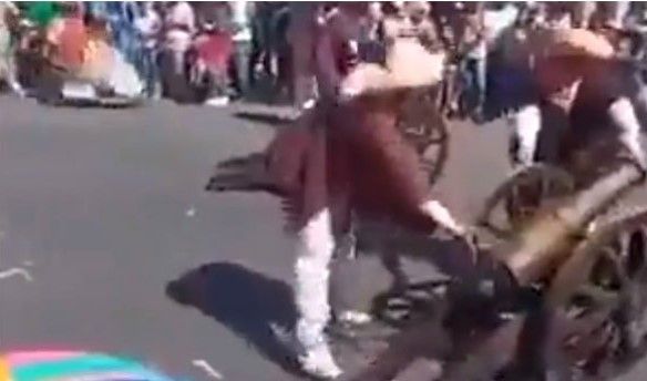 Cañón le explota en la mano a un hombre durante un carnaval en Puebla (video)