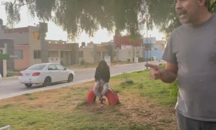 Señor enfurecido corre a jóvenes de parque por decir groserías