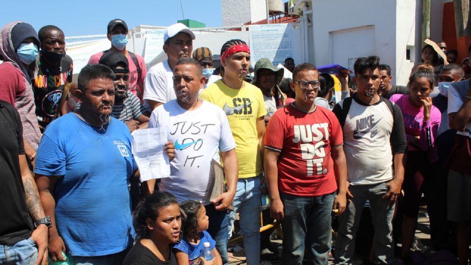Migrantes se suturan los labios para que les emitan visas en Chiapas