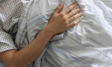Joven que estaba postrado murió de hambre; su padre que estaba al pendiente sufrió un infarto