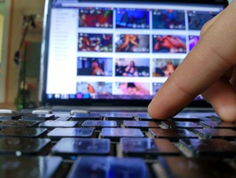 Una madre encuentra a su hija que estaba desaparecida; la vio en una página para adultos