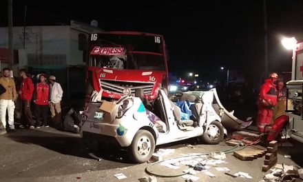 Trabajadores terminan prensados tras un choque en Saltillo; uno está grave