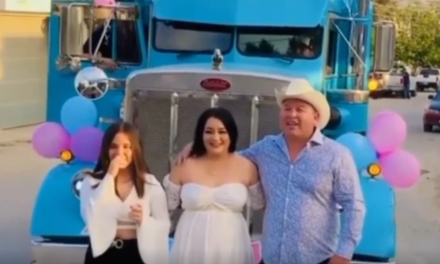 Con humo de un tráiler revelan el sexo de su bebé (Video)