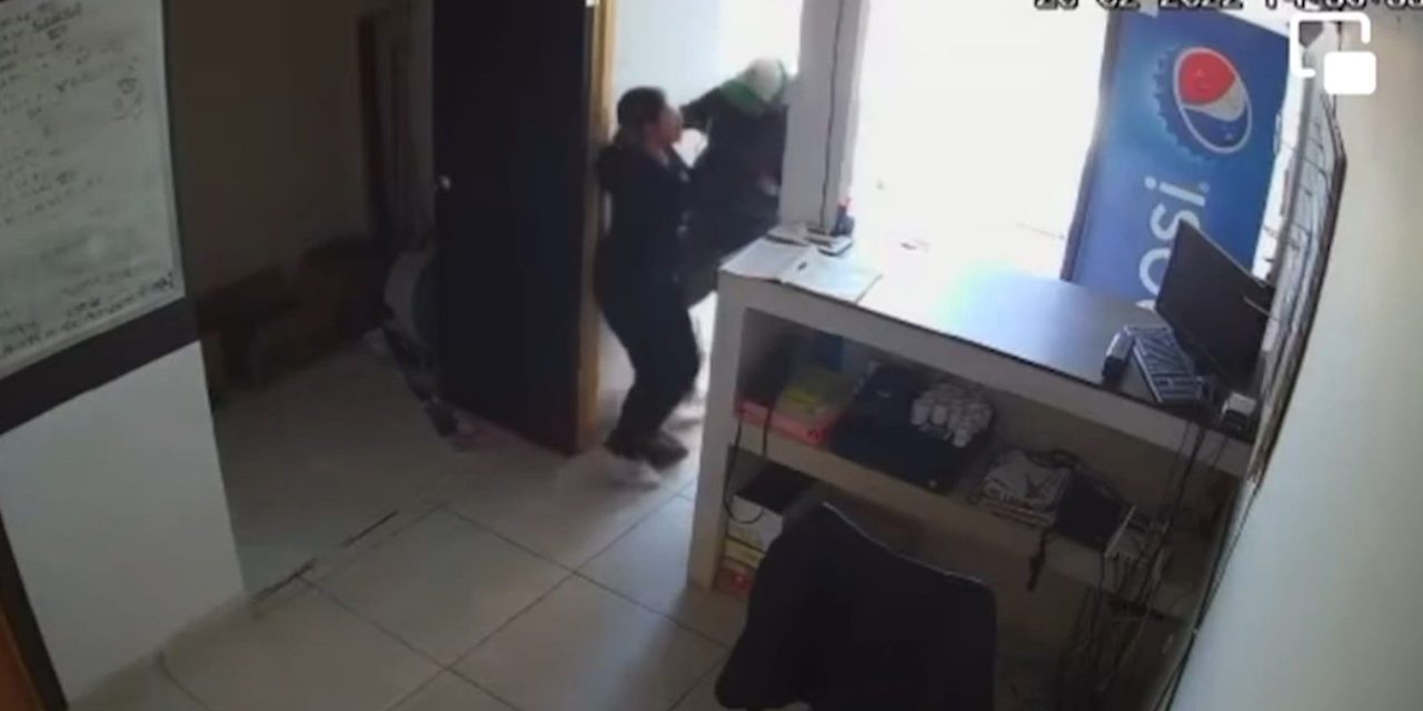 Mujer de Ramos Arizpe frustra robo confrontando al ladrón (video)