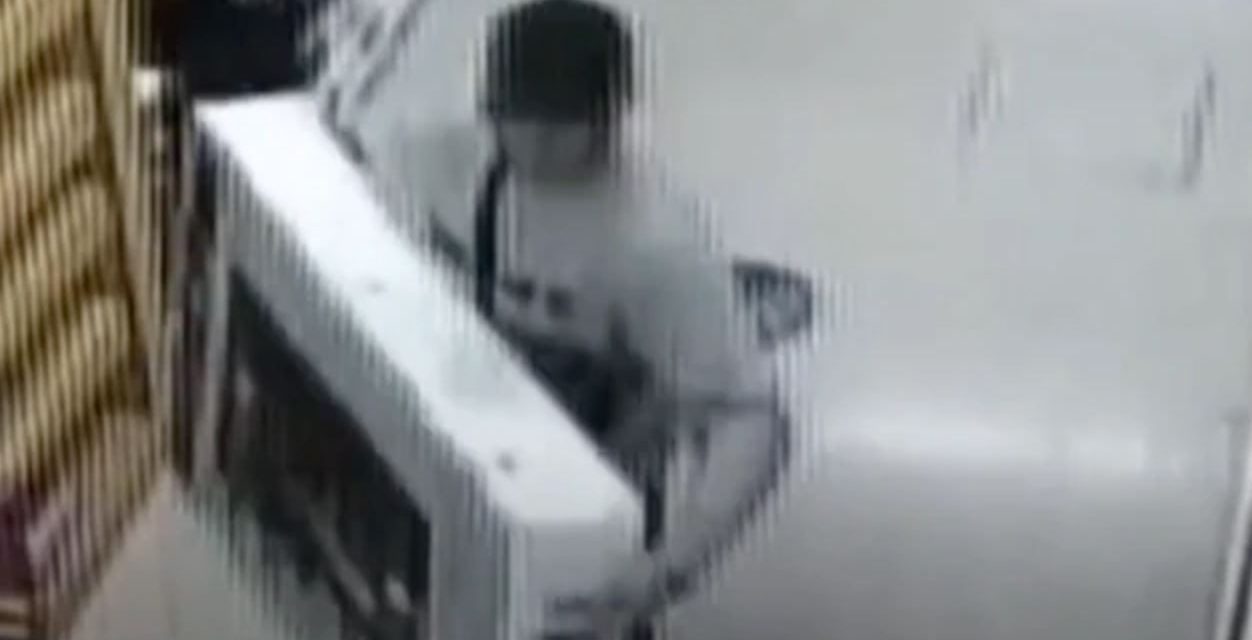 Hombre roba pantalla en tienda… y nadie se da cuenta (Video)