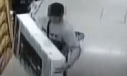 Hombre roba pantalla en tienda… y nadie se da cuenta (Video)