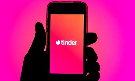VIDEO: Hombre conoce a mujer por Tinder y ella le roba en su departamento en la CDMX