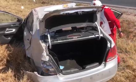 Por no atropellar a perro, mujer vuelca su vehículo en la Saltillo-Torreón