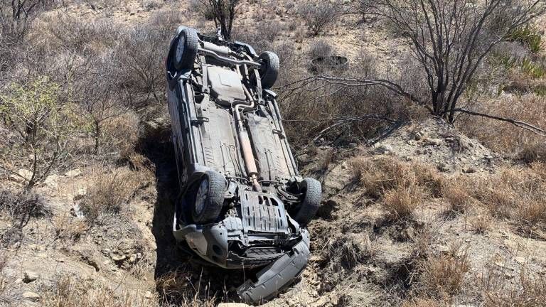 Madre e hijo resultan ilesos en volcadura; exceso de velocidad causo el accidente sobre la carretera Monclova