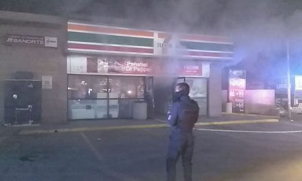 Incendio arrasó con 7-Eleven de Pérez Treviño la madrugada de este viernes en Saltillo (Video)