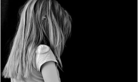 Arrestan a niñas de 12 años por torturar a menor en una pijamada