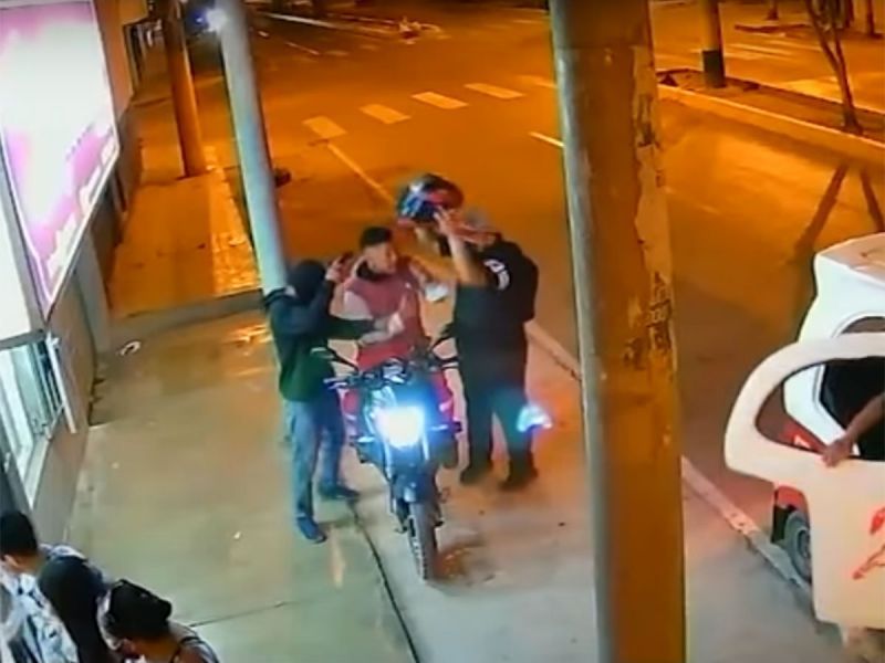 ¿Karma instantáneo? Asaltante mata por error a su cómplice en Perú (Video)